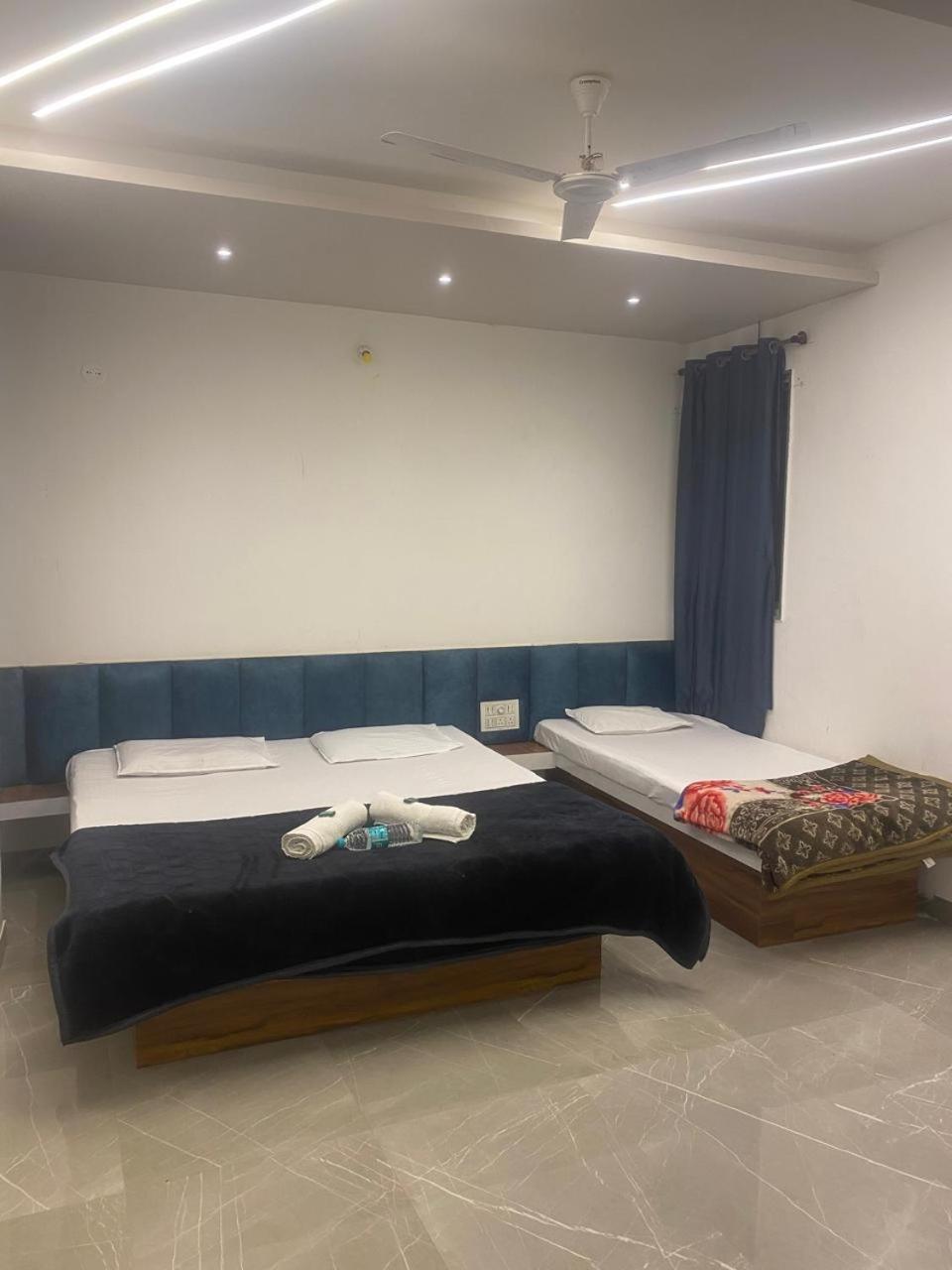 Maharaja Guest House Nashikkar Akalkot ภายนอก รูปภาพ