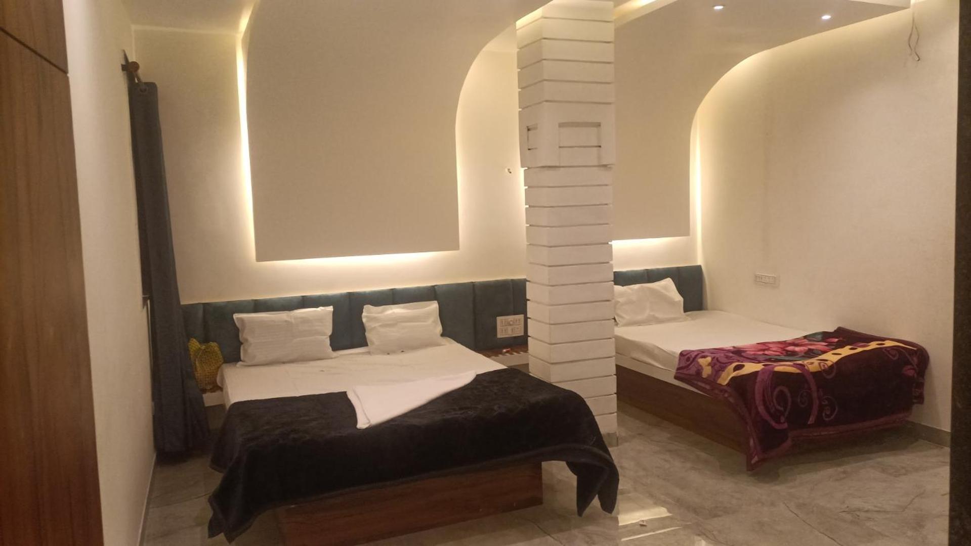 Maharaja Guest House Nashikkar Akalkot ภายนอก รูปภาพ